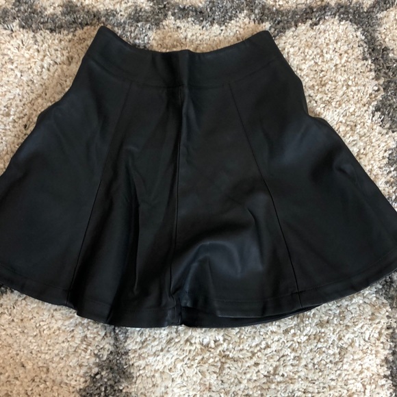 BLACK PLEATHER SKIRT - Picture 4 of 4